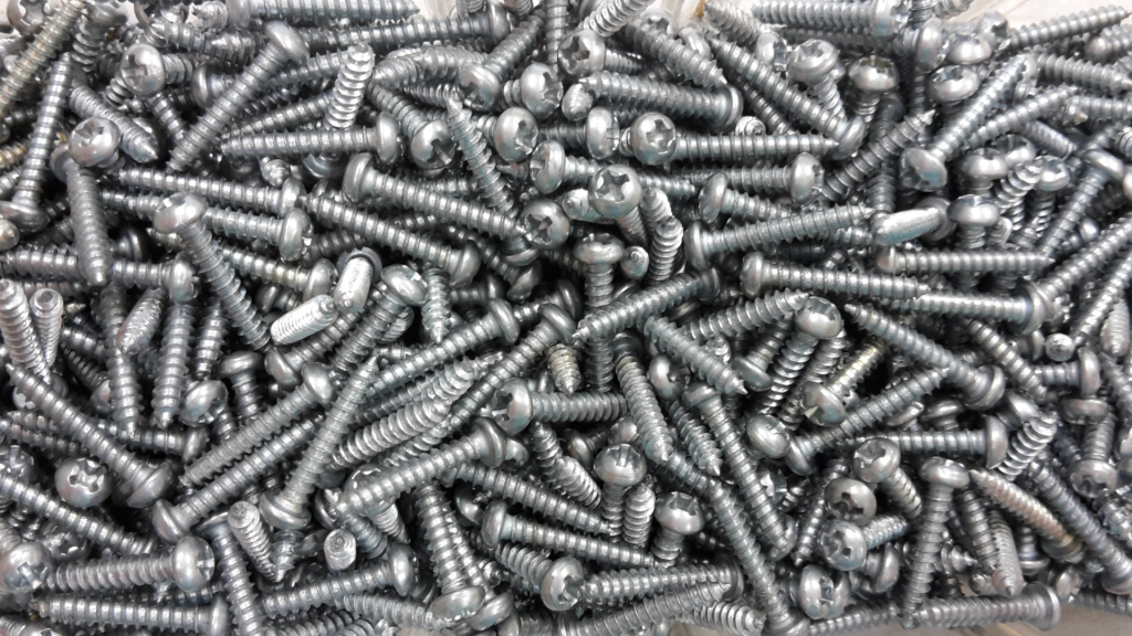 Ensemble de vis métalliques présentant une surface traitée par un produit dérouillant phosphatant